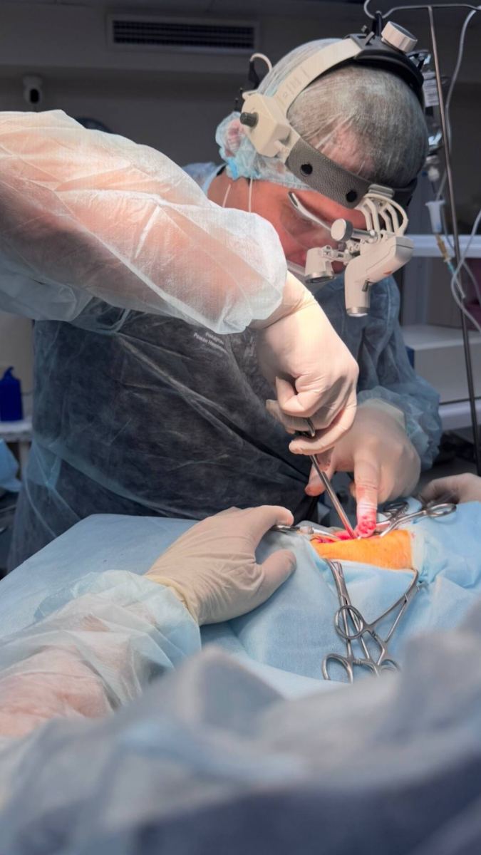 Операция на позвоночнике: бинокулярная оптика с подсветкой, работа в ране размером с монету.